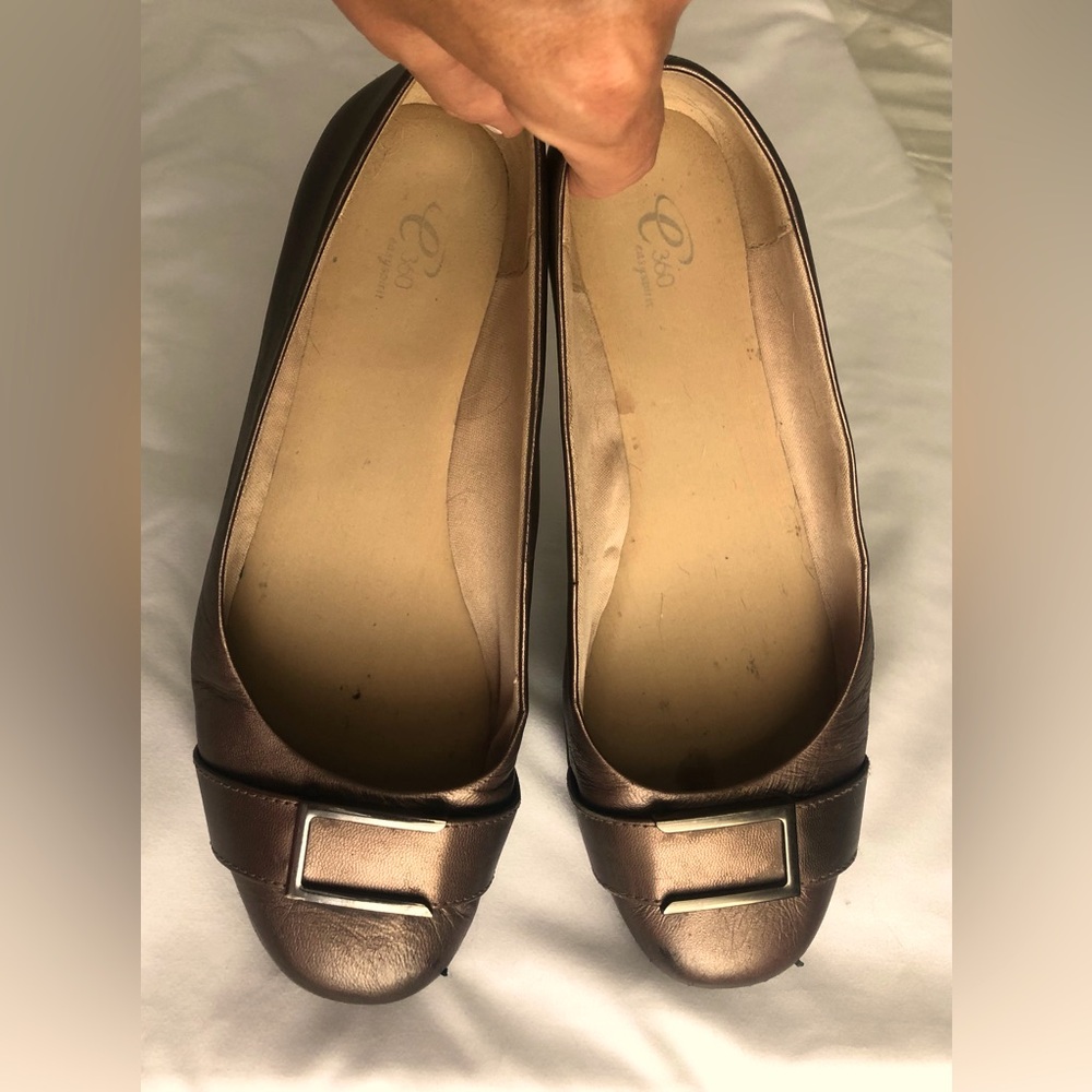 RARE Gorgeous e360 genuine leather metallic bronze flats with metal accent.